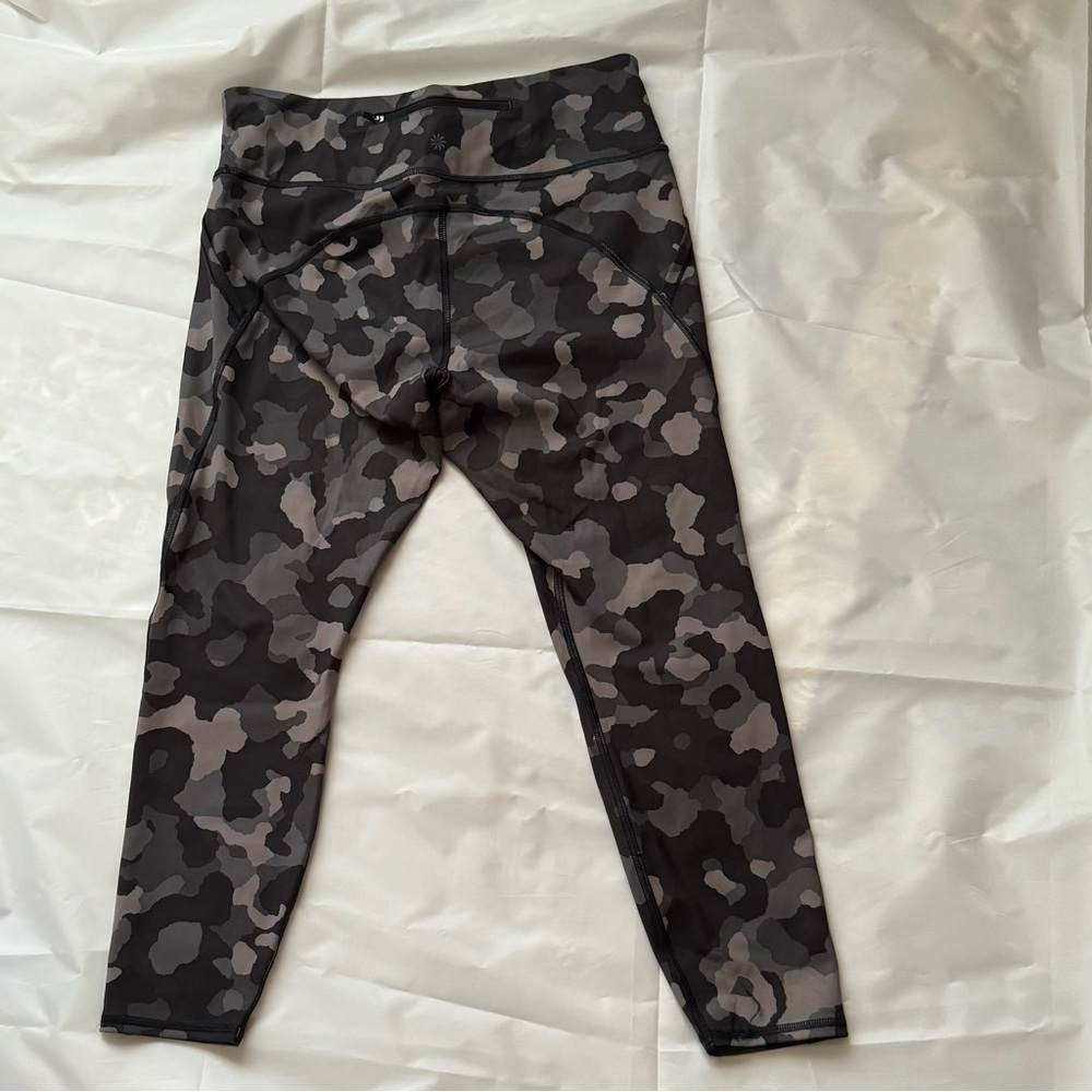 Athleta Size L Elation Lightening Camo 7/8 Tight Legging in Black and Gray